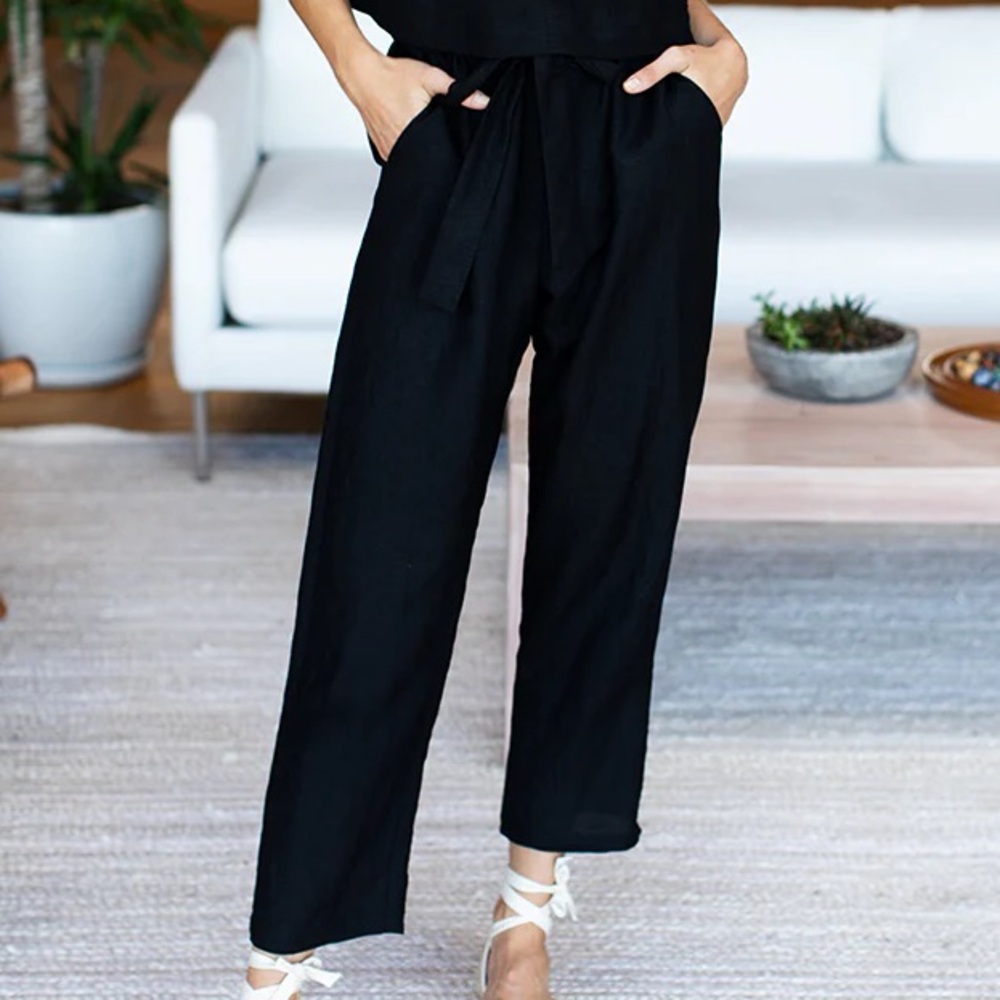 NWOT 100% Linen Wide Leg cropped pants in Black